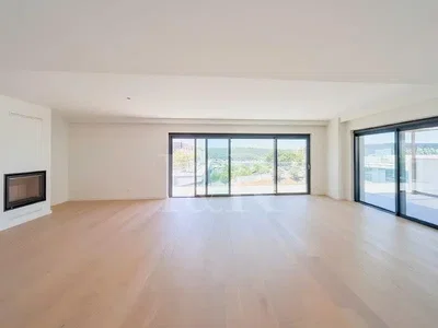 Salon; vue, cheminée, parquet, lumière naturelle