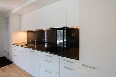 Cucina; elettrodomestici, pavimento in legno, luce naturale, stile moderno, ristrutturato