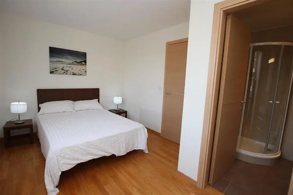 Schlafzimmer; holzboden, tageslicht