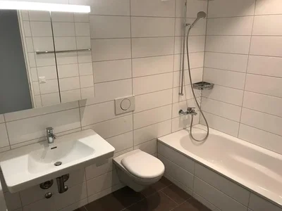 Toilette; fliesenboden, renoviert, tageslicht