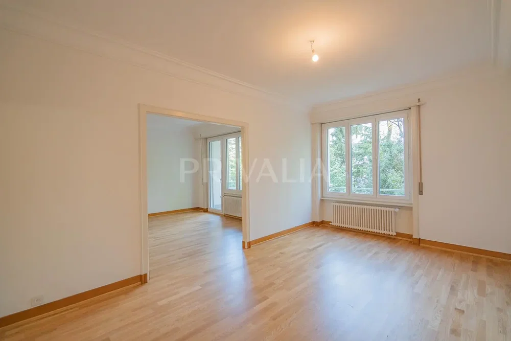 Wohnzimmer; holzboden, tageslicht