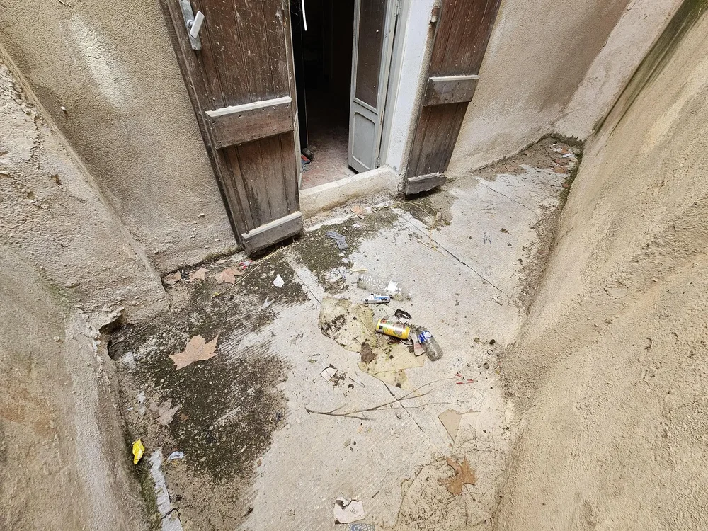Autre; nécessite rénovation, intérieur sombre
