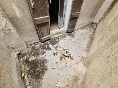 Autre; nécessite rénovation, intérieur sombre