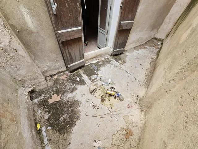 Autre; nécessite rénovation, intérieur sombre
