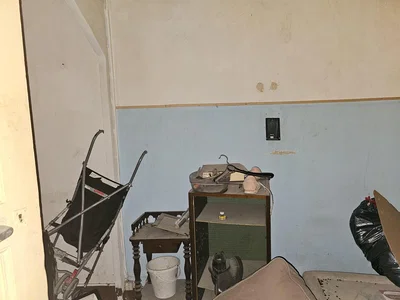 Autre; nécessite rénovation, intérieur sombre