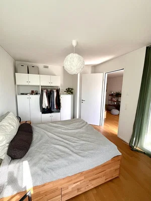 Schlafzimmer; holzboden, tageslicht