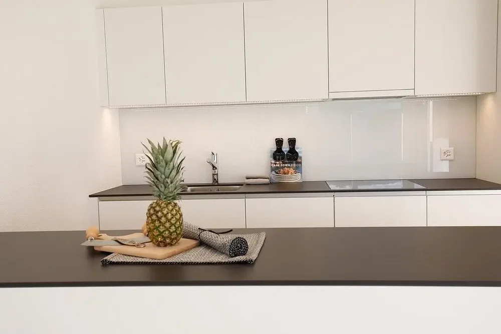 Küche; küchengeräte, tageslicht, renoviert, moderner stil