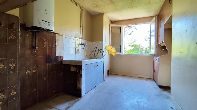 Cuisine; nécessite rénovation, lumière naturelle