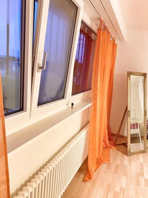 Schlafzimmer; holzboden, tageslicht