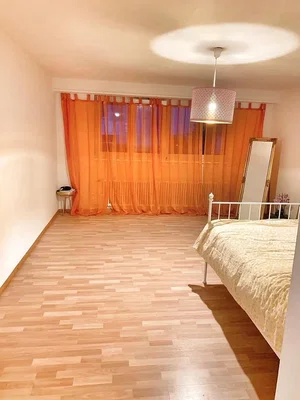Schlafzimmer; holzboden, tageslicht