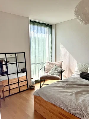 Schlafzimmer; tageslicht, holzboden
