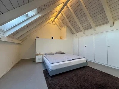 Schlafzimmer; tageslicht, holzbalken, hohe decken