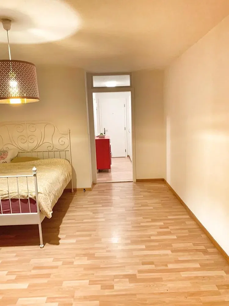 Schlafzimmer; holzboden, tageslicht