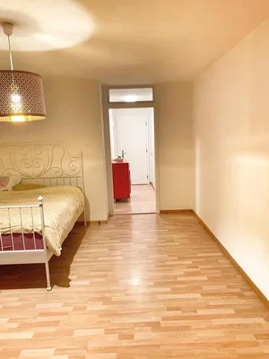 Schlafzimmer; holzboden, tageslicht