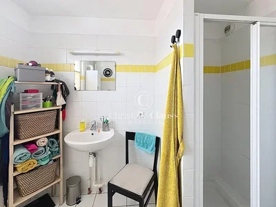 Badezimmer; fliesenboden, tageslicht