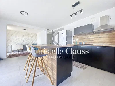 Küche; küchengeräte, holzboden, fliesenboden, tageslicht, moderner stil