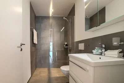 Badezimmer; fliesenboden, renoviert, tageslicht