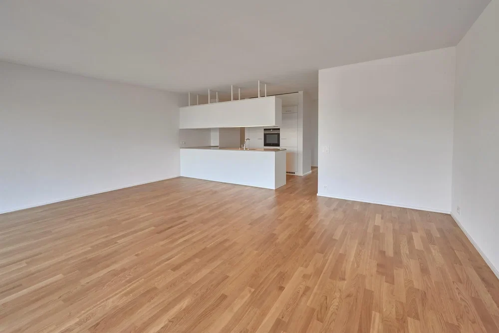 Wohnzimmer; holzboden, tageslicht, renoviert