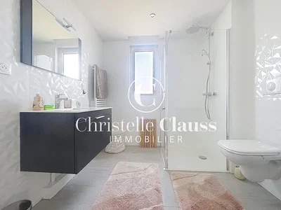 Badezimmer; renoviert, fliesenboden, tageslicht