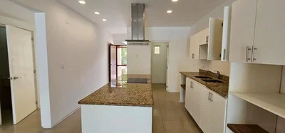 Cuisine; carrelage, électroménager, lumière naturelle