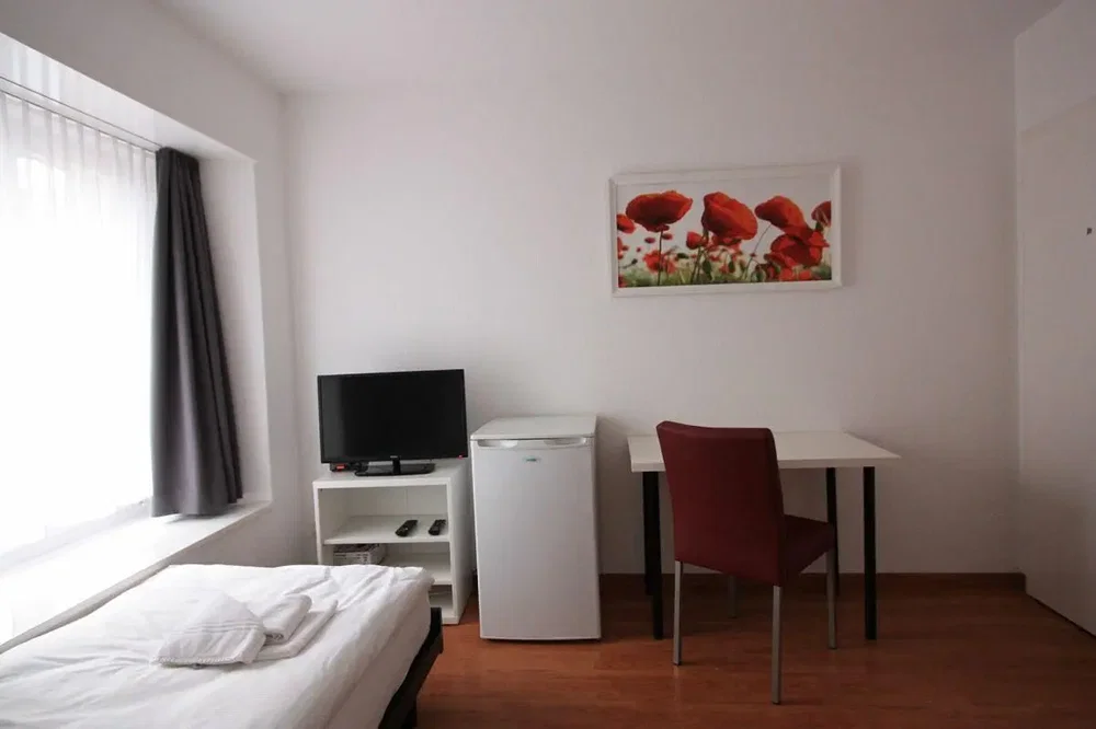Camera da letto; luce naturale, pavimento in legno
