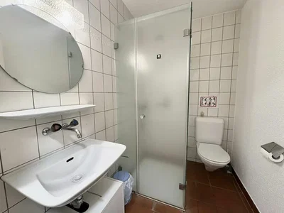 Toilette; pavimento in piastrelle, luce naturale