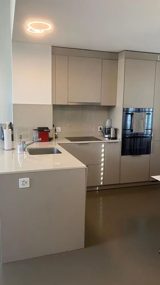 Küche; küchengeräte, fliesenboden, renoviert, tageslicht