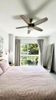 Dormitorio; luz natural, suelo de madera