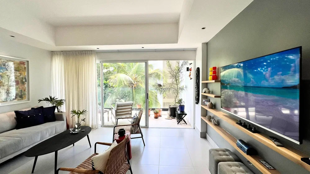 Salón; luz natural, estilo moderno, suelo de madera