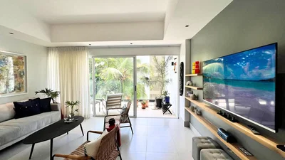 Salón; luz natural, estilo moderno, suelo de madera
