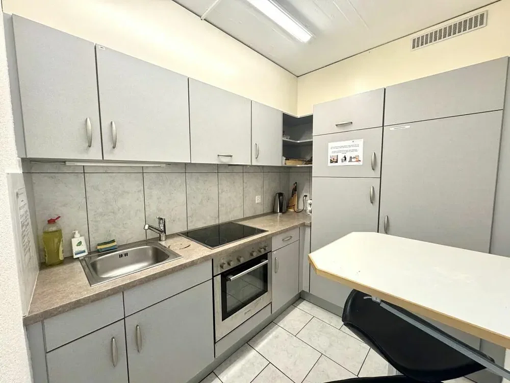 Cucina; elettrodomestici, pavimento in piastrelle, luce naturale