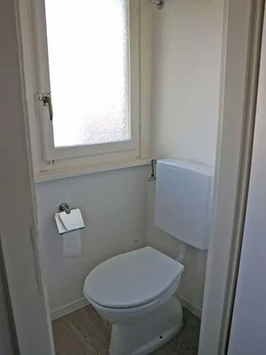 Toilette; tageslicht, fliesenboden
