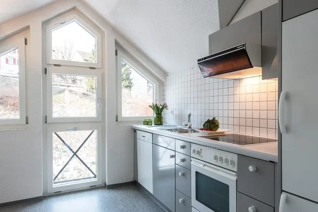 Küche; küchengeräte, tageslicht, moderner stil