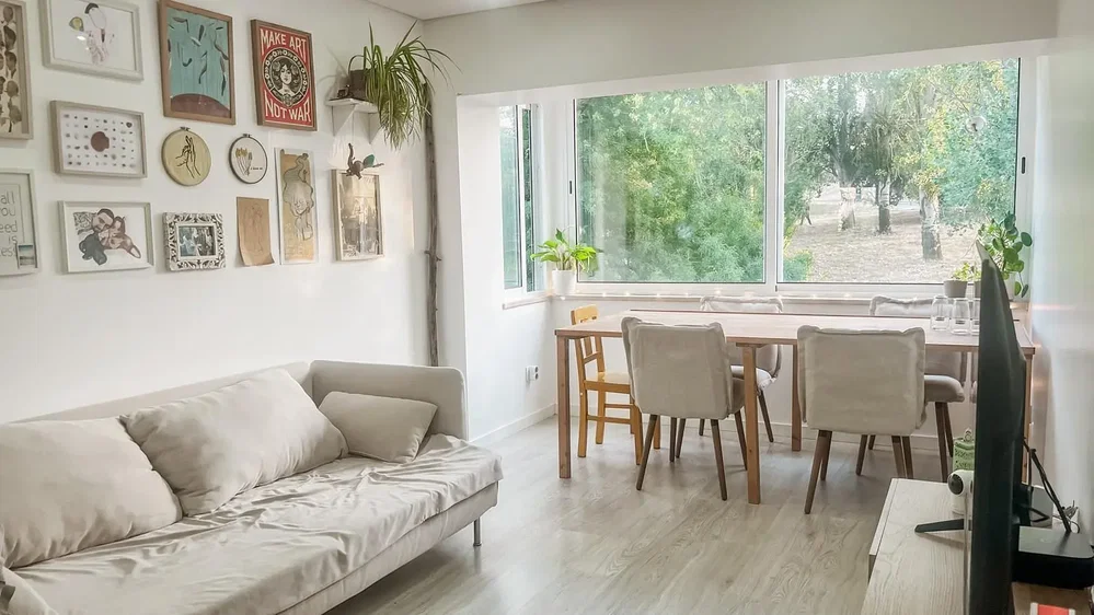 Salon; lumière naturelle, style moderne, parquet