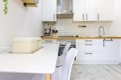 Küche; küchengeräte, fliesenboden, tageslicht, moderner stil