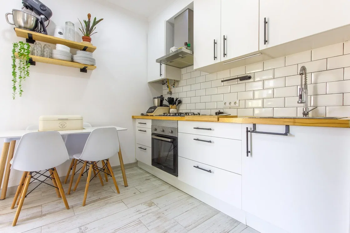 Küche; küchengeräte, holzboden, tageslicht, moderner stil