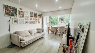 Salon; parquet, lumière naturelle, style moderne