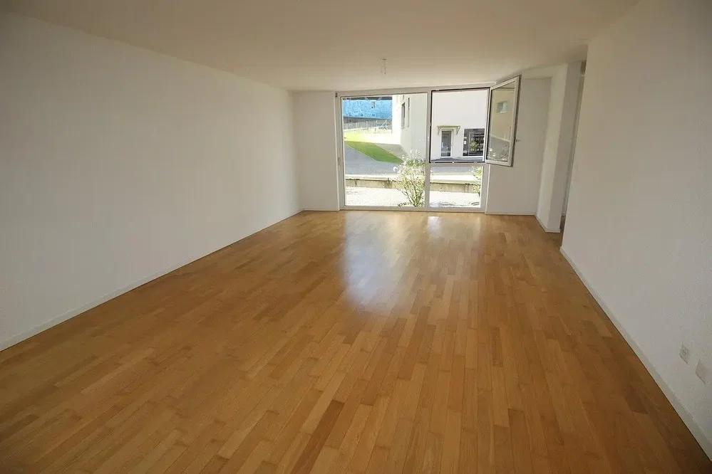 Soggiorno; pavimento in legno, luce naturale