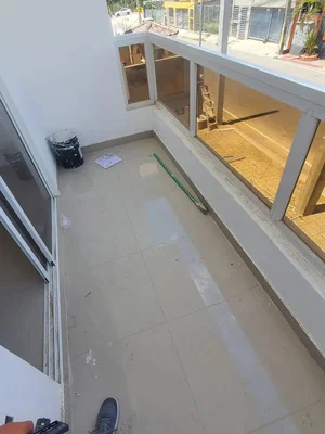 Balcone; pavimento in piastrelle, necessita ristrutturazione, luce naturale
