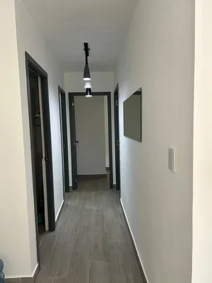 Komora; dlažba, přirozené světlo