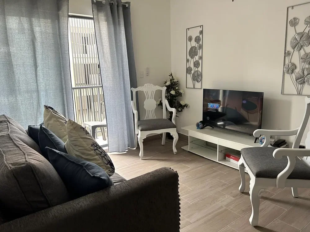 Obývací pokoj; přirozené světlo, dlažba, moderní styl
