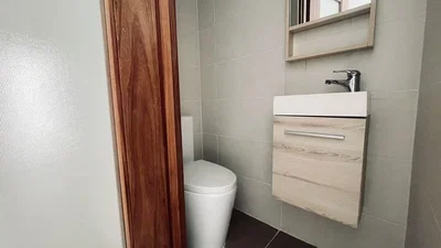 Toalet; pločice, renoviran, prirodna svjetlost