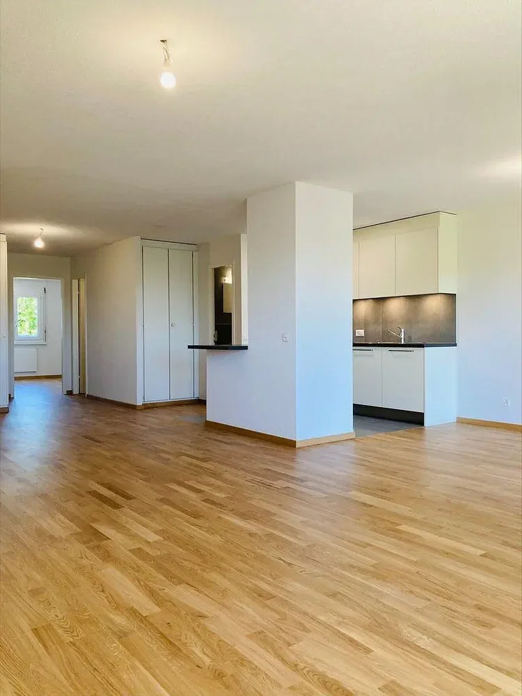 Soggiorno; pavimento in legno, luce naturale