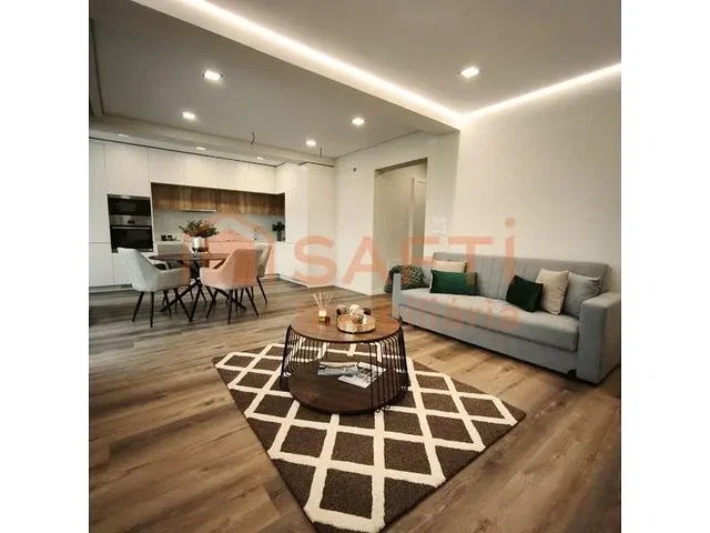 Salón; suelo de madera, luz natural, estilo moderno, electrodomésticos