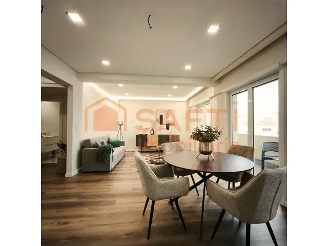 Salón; luz natural, suelo de madera, estilo moderno