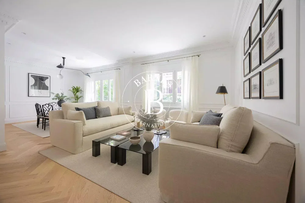 Wohnzimmer; tageslicht, holzboden, moderner stil