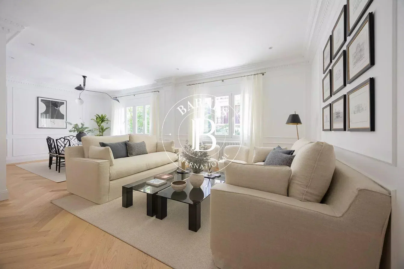 Wohnzimmer; tageslicht, holzboden, moderner stil