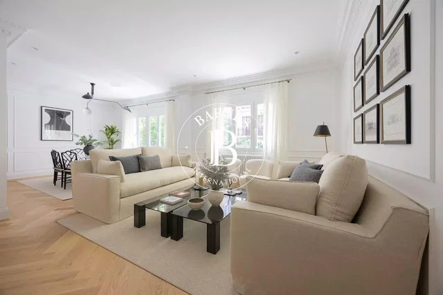 Salón; luz natural, suelo de madera, estilo moderno
