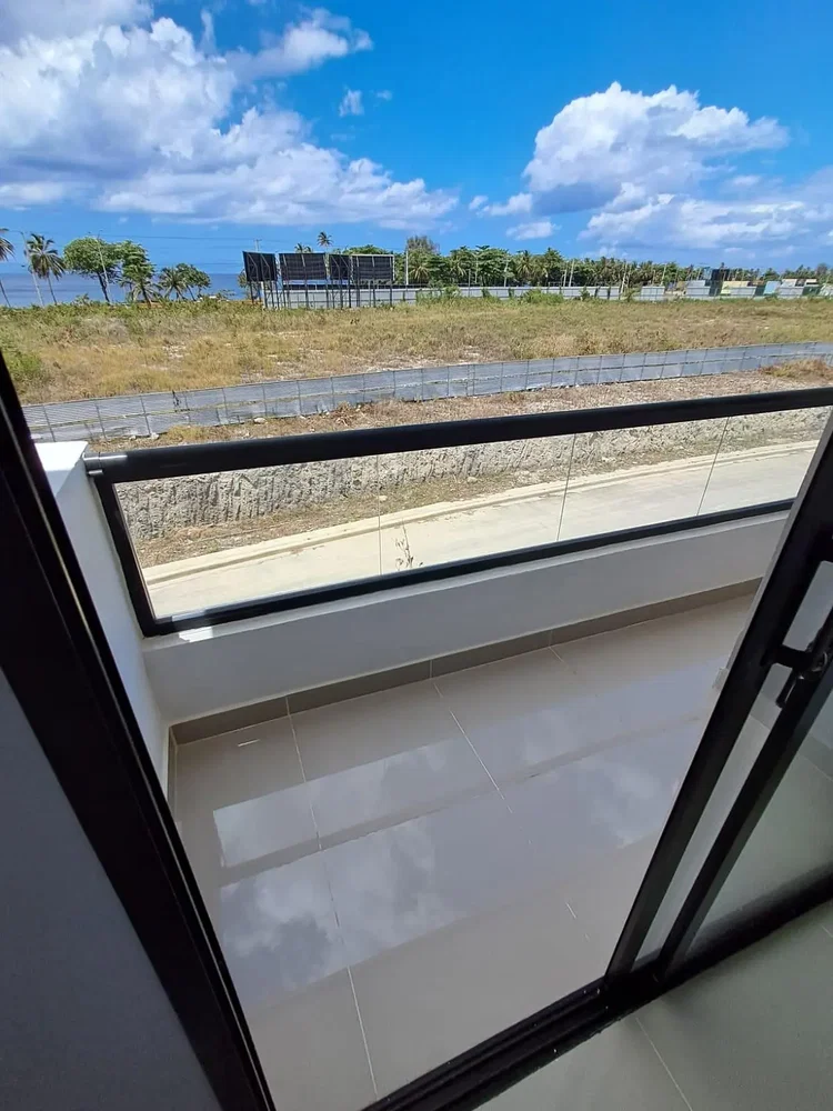 Balcone; pavimento in piastrelle, vista