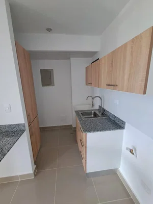 Cucina; elettrodomestici, pavimento in piastrelle, ristrutturato, luce naturale